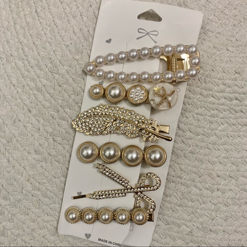 Retro pearls/ crystals white and gold NWT hairpins